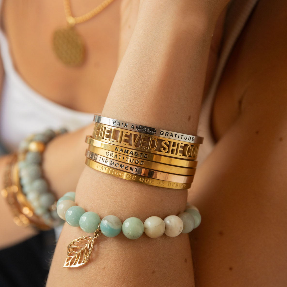 
                  
                    Bracelet en Perles d'Amazonite Naturelle et sa Feuille de Laiton
                  
                